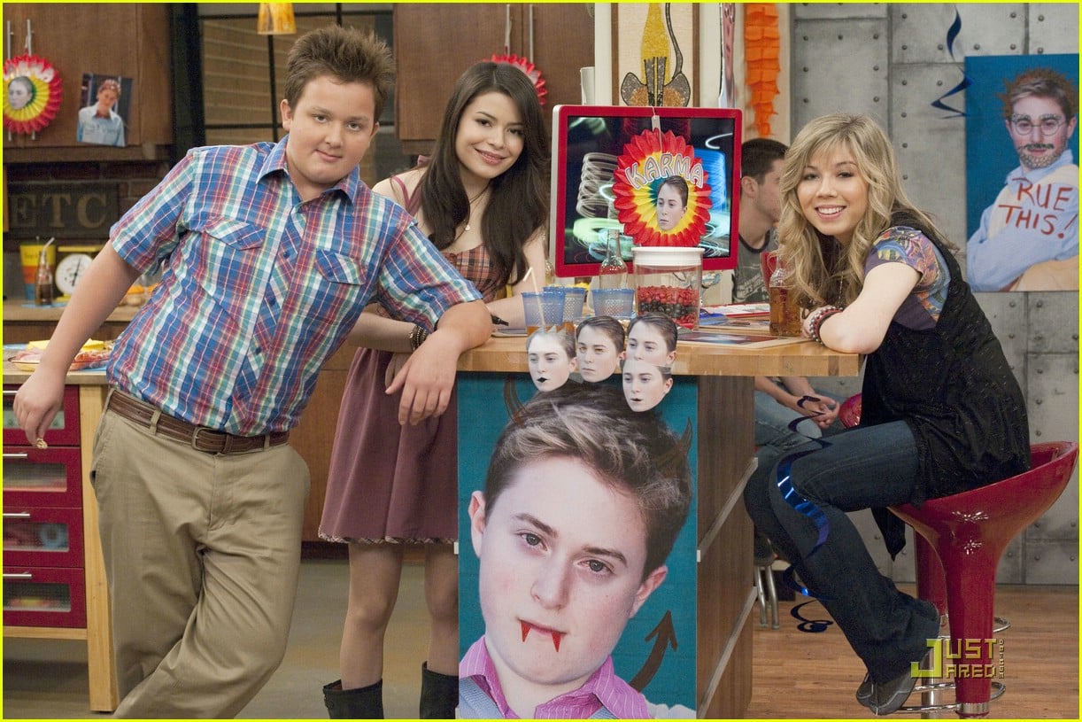 Nathan Kress Turns Into A Vampire on 'iCarly' -- Really. | Photo 409514 ...