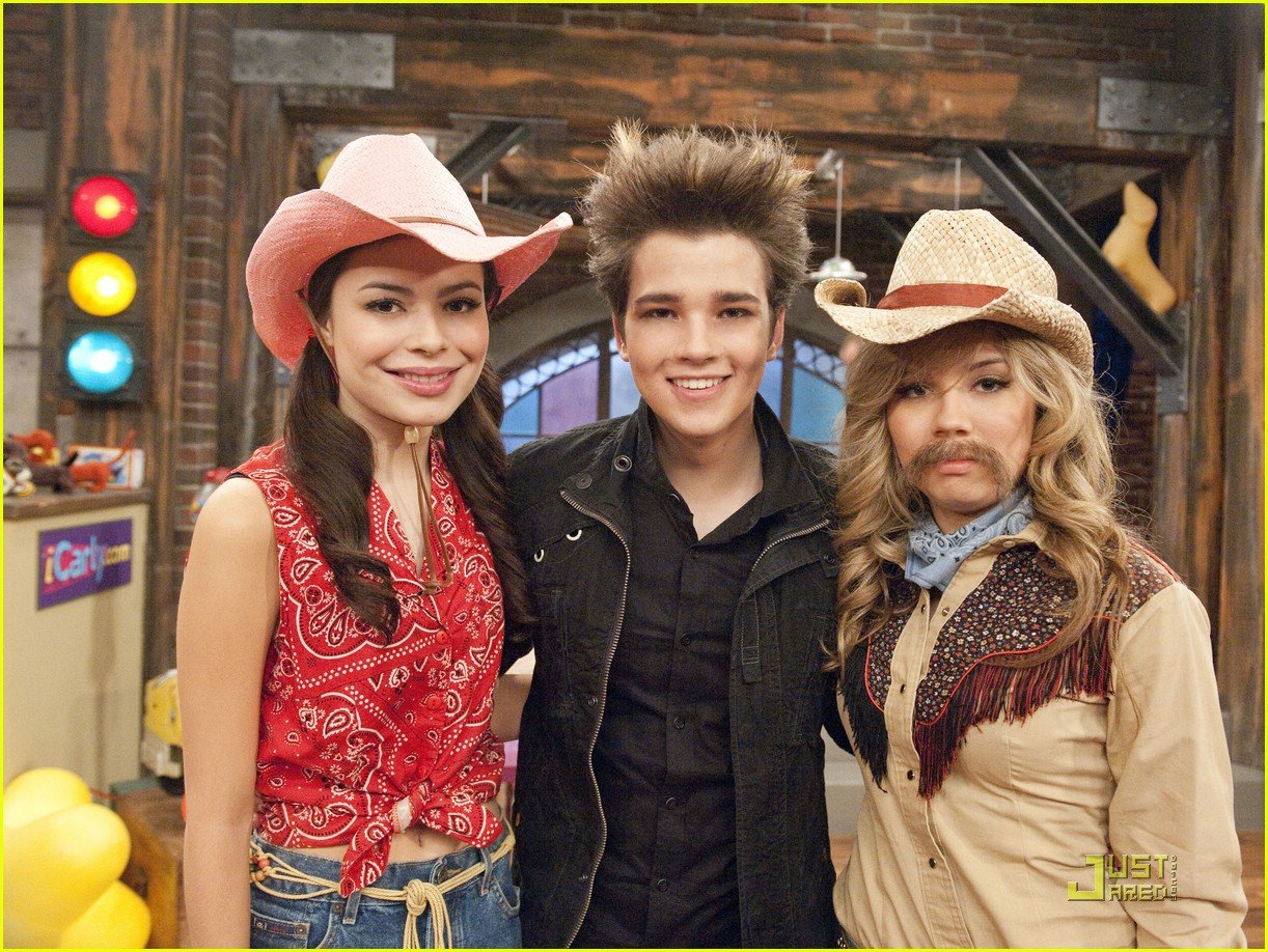 Nathan Kress Turns Into A Vampire on 'iCarly' -- Really. | Photo 409516 ...