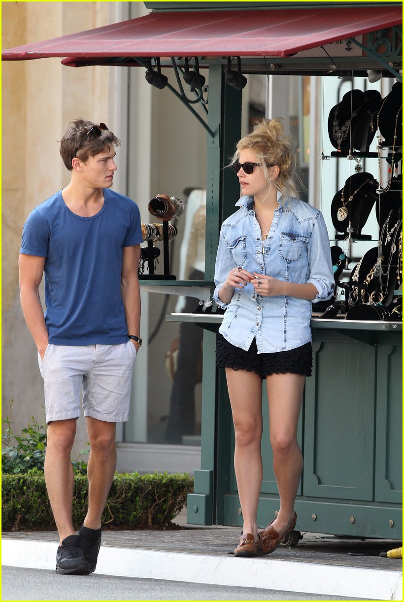 Pixie Lott & Oliver Cheshire Keep Close at the Grove | Photo 409398