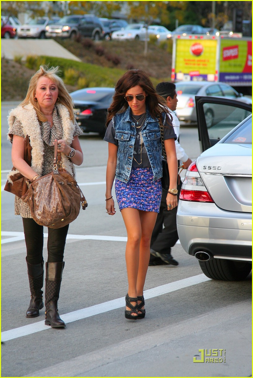 Ashley Tisdale Shopping with Her Mom at Bloomingdales December 28, 2007 –  Star Style