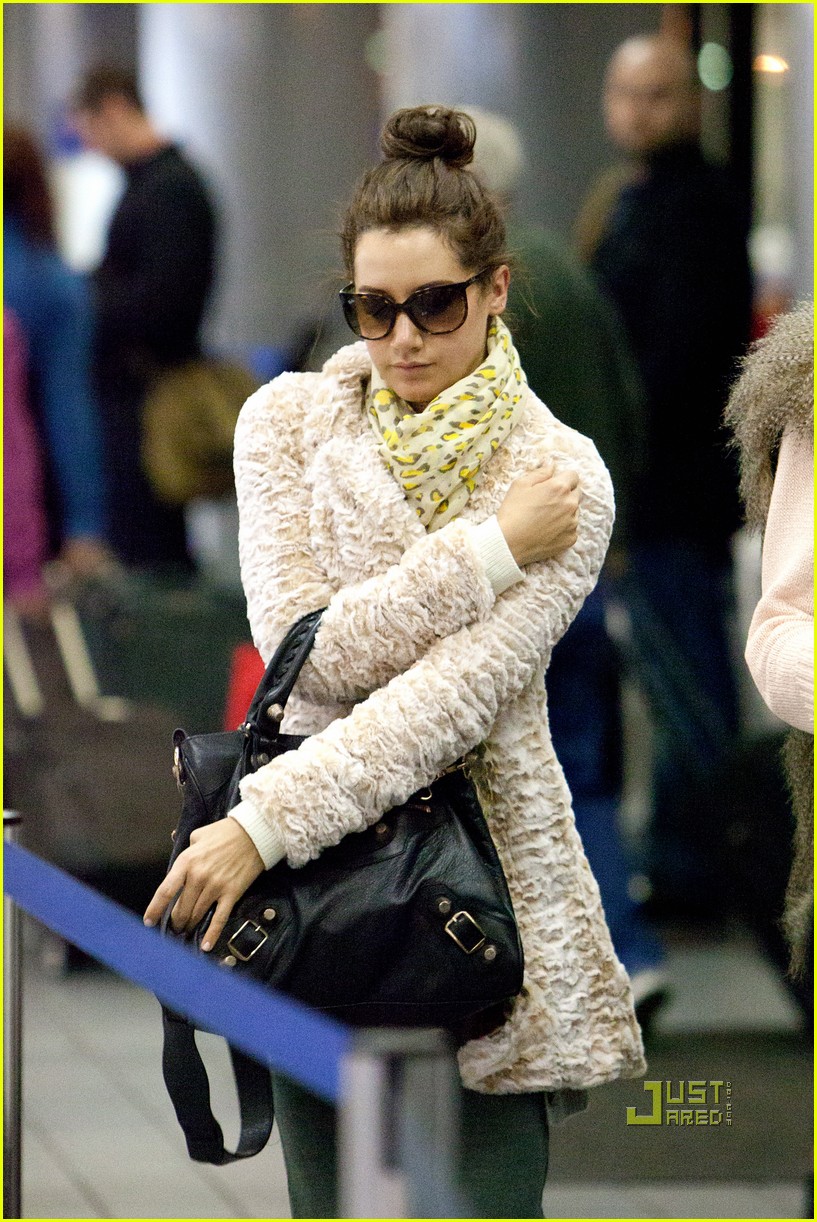 Ashley Tisdale: LAX with Mom Lisa | Photo 407608 - Photo Gallery | Just