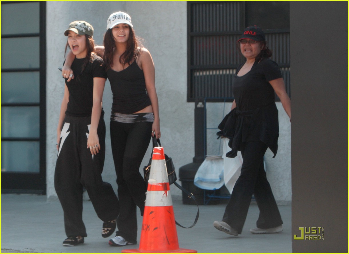 Full Sized Photo of vanessa hudgens gym gina stella 04 | Vanessa