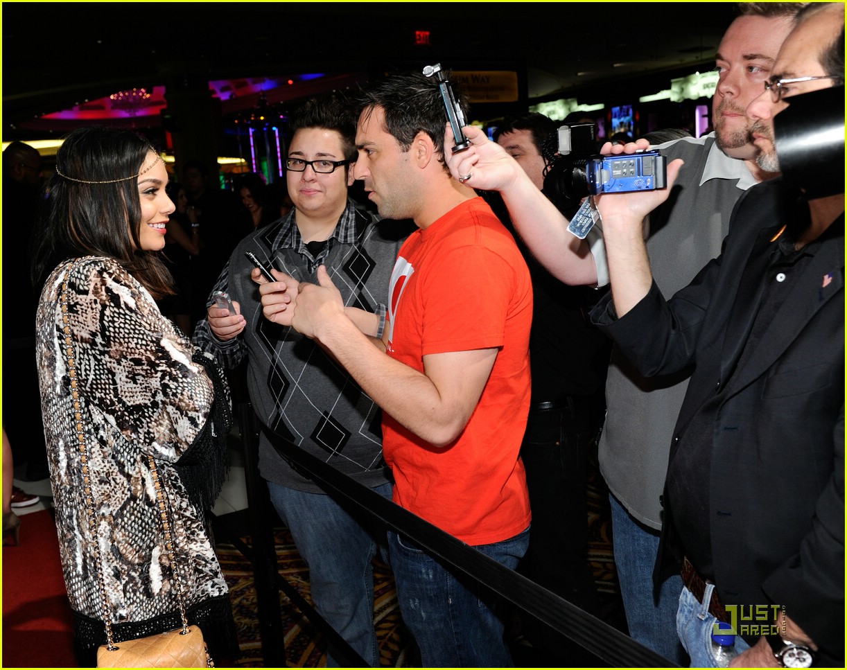 Vanessa Hudgens: Haute Betts Headpiece Hottie | Photo 410575 - Photo