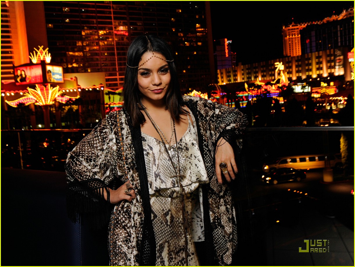 Vanessa Hudgens: Haute Betts Headpiece Hottie | Photo 410586 - Photo
