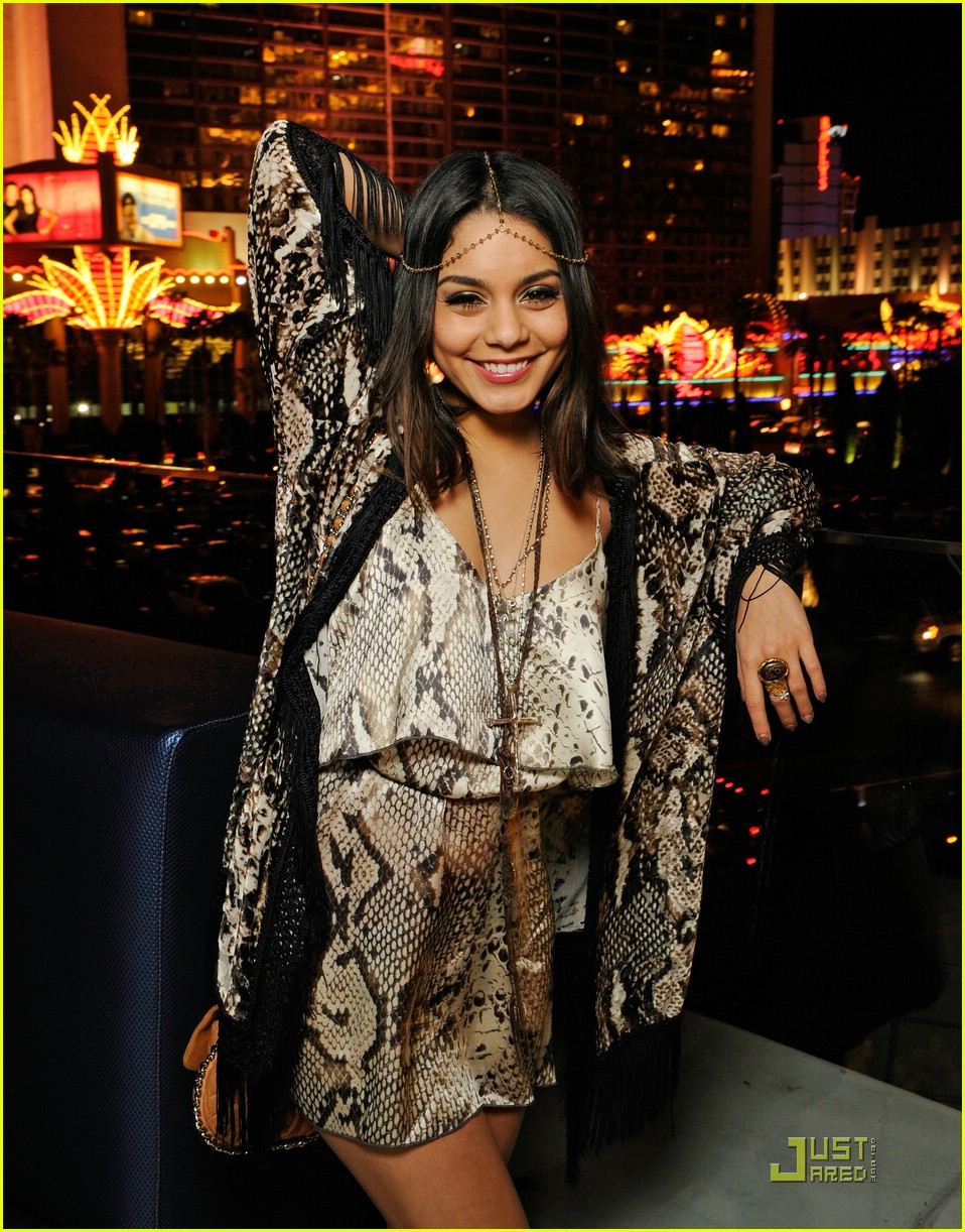 Vanessa Hudgens: Haute Betts Headpiece Hottie | Photo 410597 - Photo