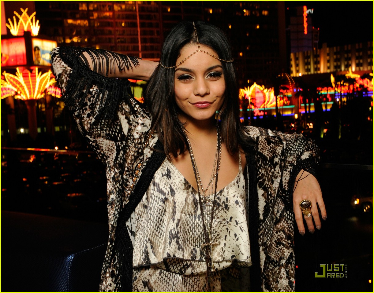 Vanessa Hudgens: Haute Betts Headpiece Hottie | Photo 410604 - Photo