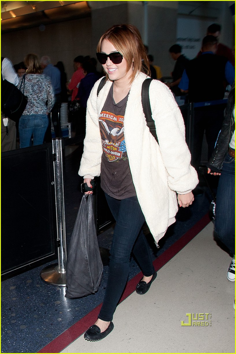 Miley Cyrus at LAX Airport October 26, 2008 – Star Style