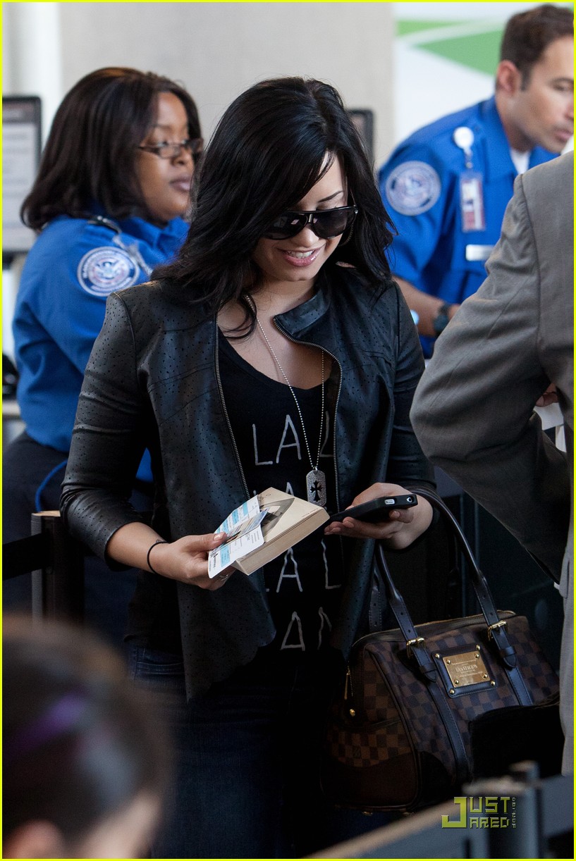 Demi Lovato Departing From LAX April 15, 2011 – Star Style