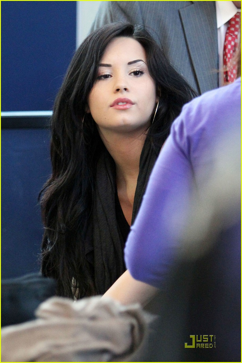 Demi Lovato: Louis Vuitton Lady at LAX: Photo 413271, Demi Lovato Pictures