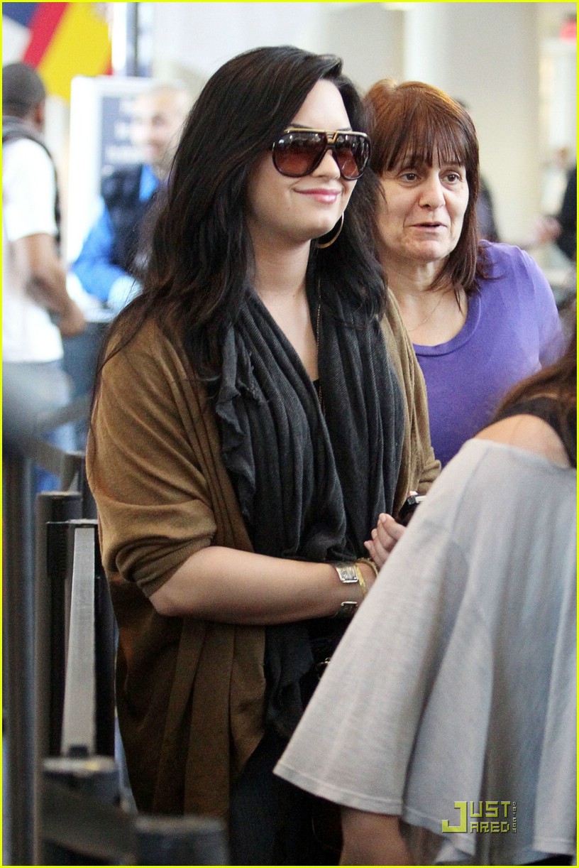 Demi Lovato: Louis Vuitton Lady at LAX: Photo 413269, Demi Lovato Pictures