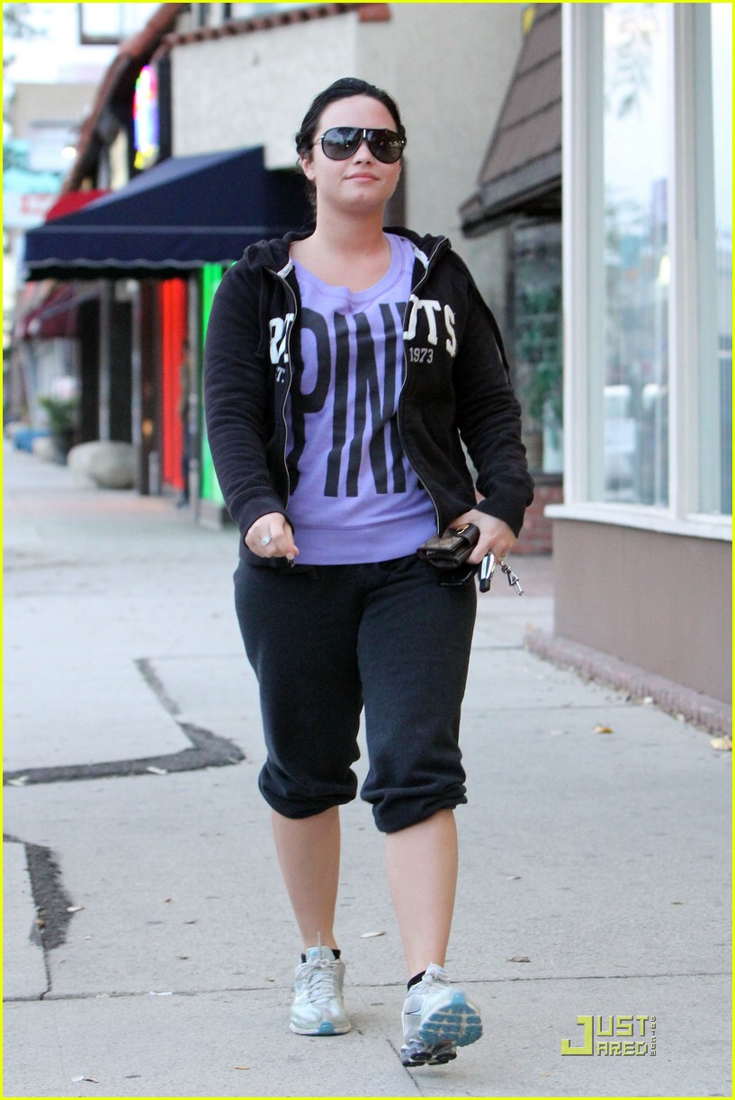 Full Sized Photo of demi lovato gym pink 03 | Demi Lovato: Purple Is