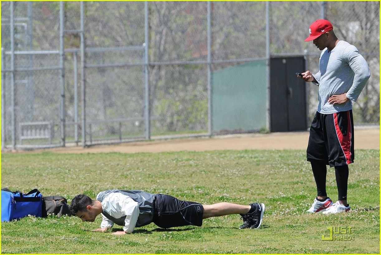 Joe Jonas Pushups at the Park! Photo 411879 Photo Gallery Just