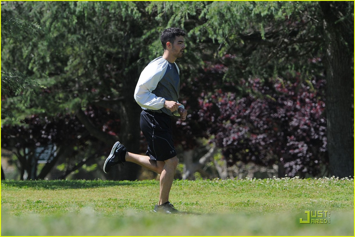 Full Sized Photo of joe jonas exercise 10 Joe Jonas Pushups at the
