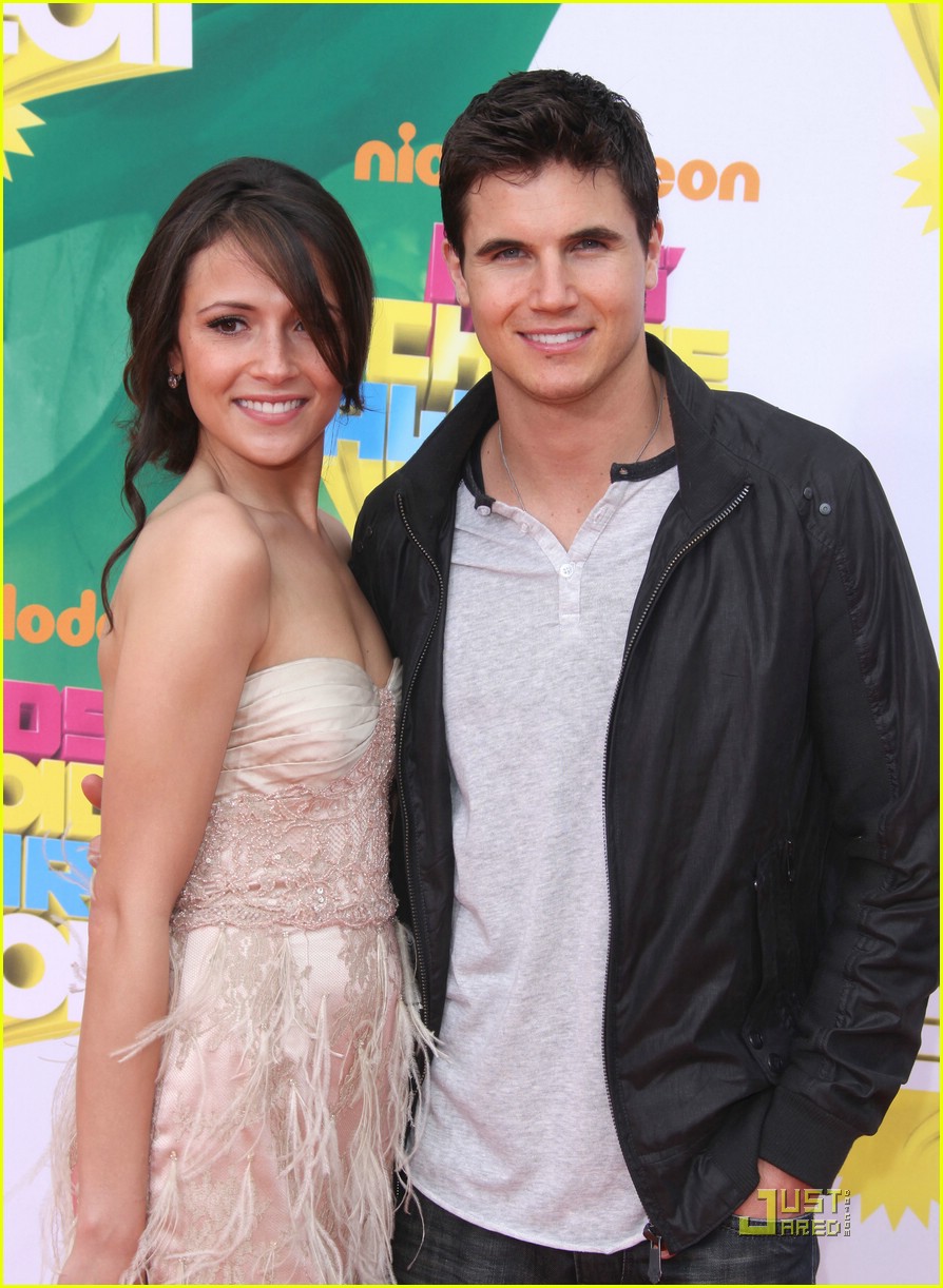 Full Sized Photo of robbie amell italia ricci kcas 03 | Robbie Amell ...