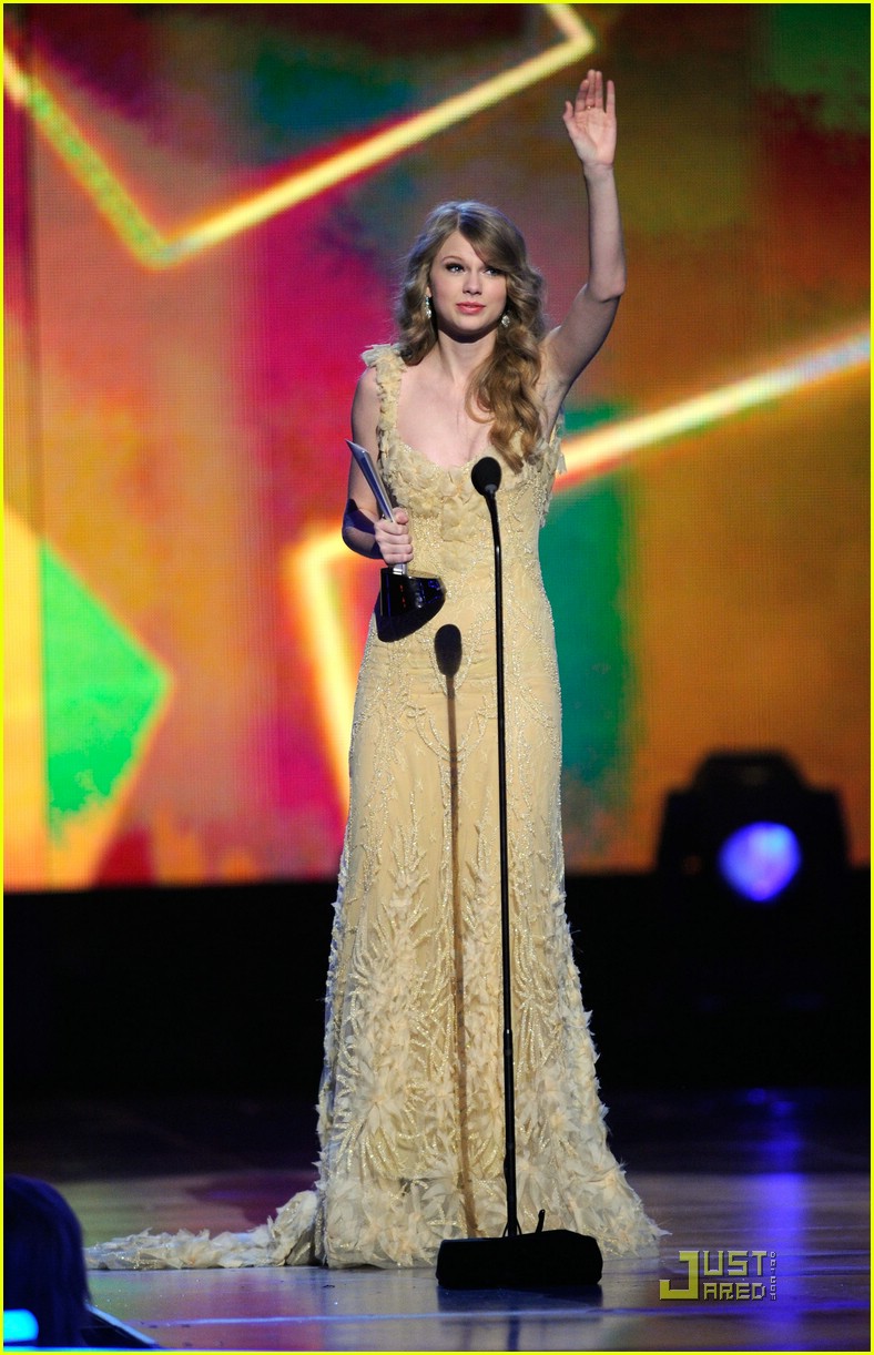 Full Sized Photo of taylor swift entertainer year acm 18 Taylor Swift