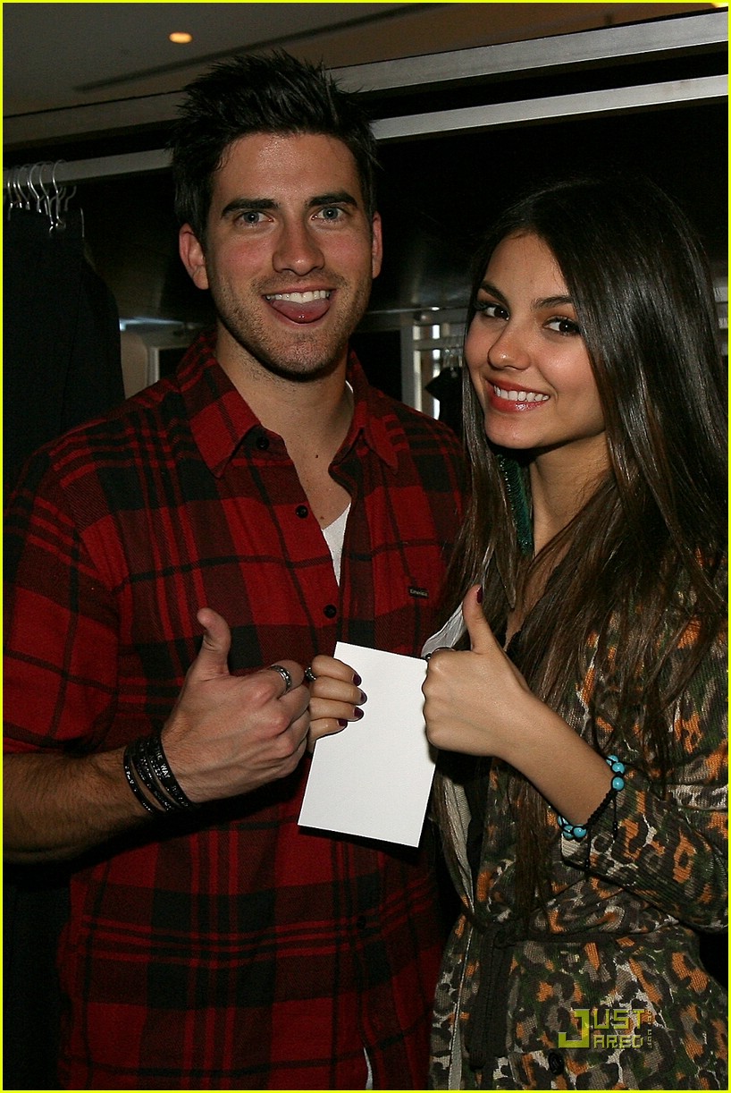 victoria justice ryan rottman lakers 01.