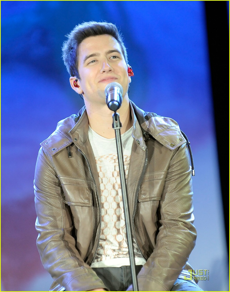 Kevin Jonas Gets A Big Time Rush | Photo 416196 - Photo Gallery | Just ...