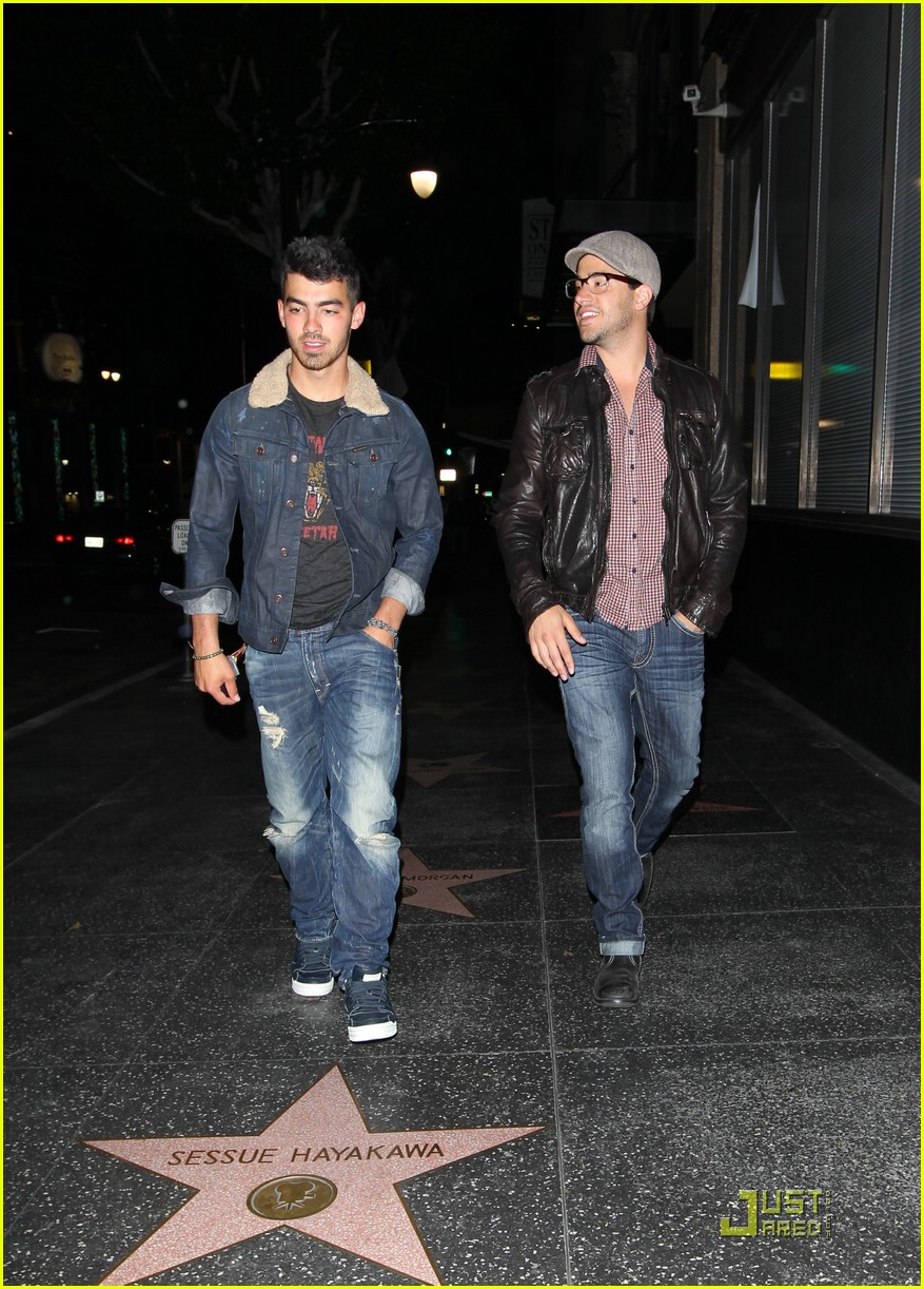 Nick Jonas & Delta Goodrem: Holding Hands! | Photo 417538 - Photo ...