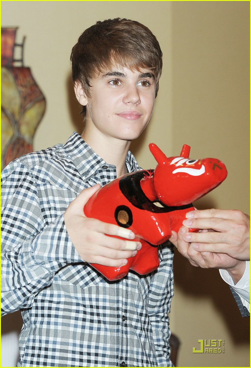 Justin Bieber Meets Tokyo Tsunami Students | Photo 417836 - Photo ...