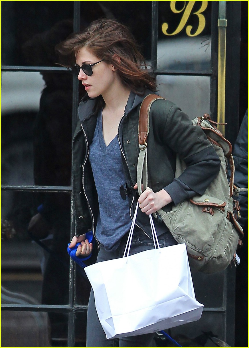 Kristen Stewart: East Village Walk with Dog | Photo 415685 - Photo ...