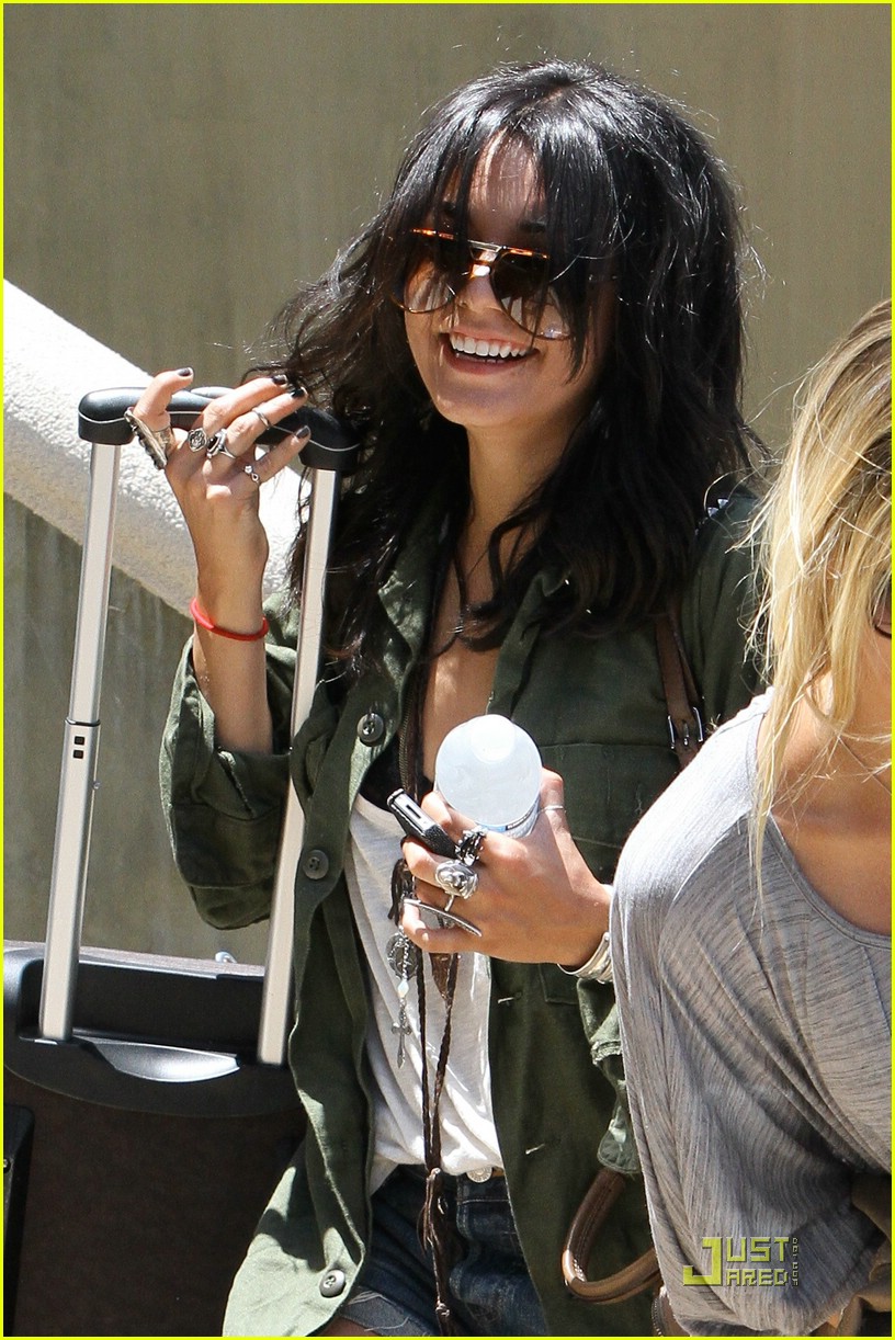 Full Sized Photo of vanessa hudgens lunch lax 01 | Vanessa Hudgens: LAX