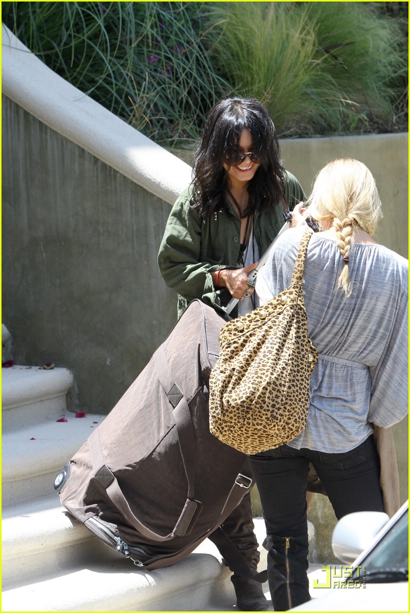 Vanessa Hudgens: LAX After Lunch | Photo 416637 - Photo Gallery | Just