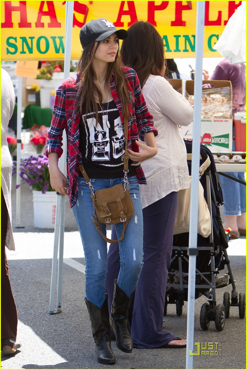 Victoria Justice Farmers Market With Ryan Rottman Photo 419481