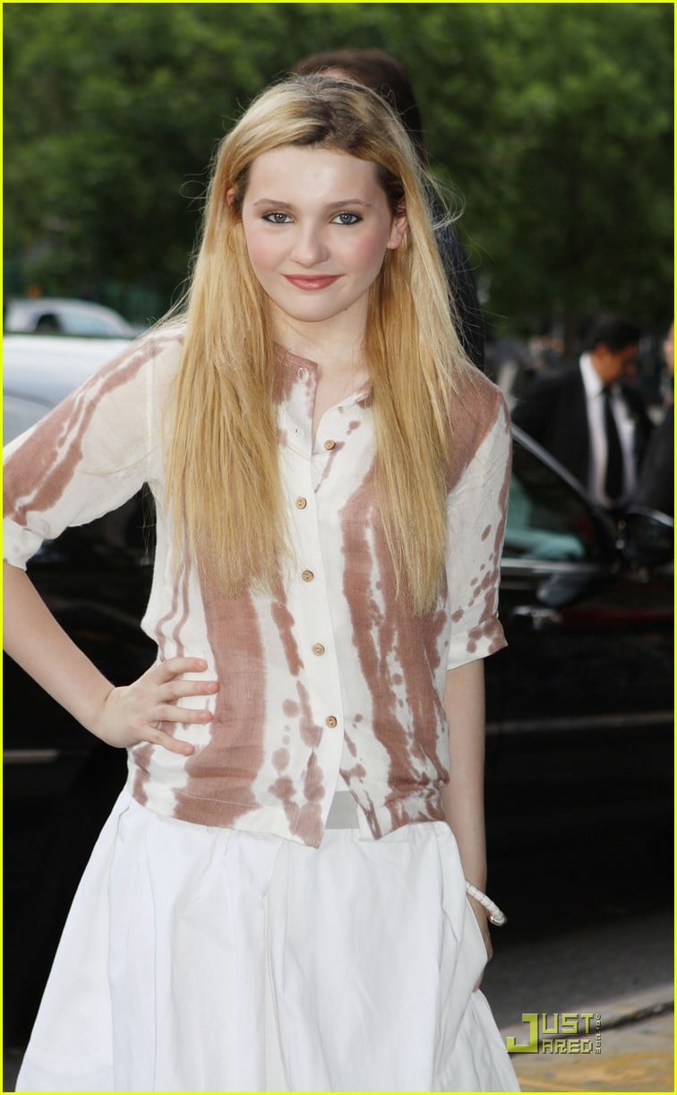 Abigail Breslin 'Gets By' with Emma Roberts | Photo 421957 - Photo ...