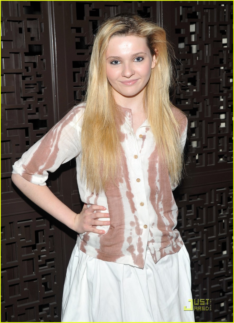 Abigail Breslin 'Gets By' with Emma Roberts | Photo 421960 - Photo ...