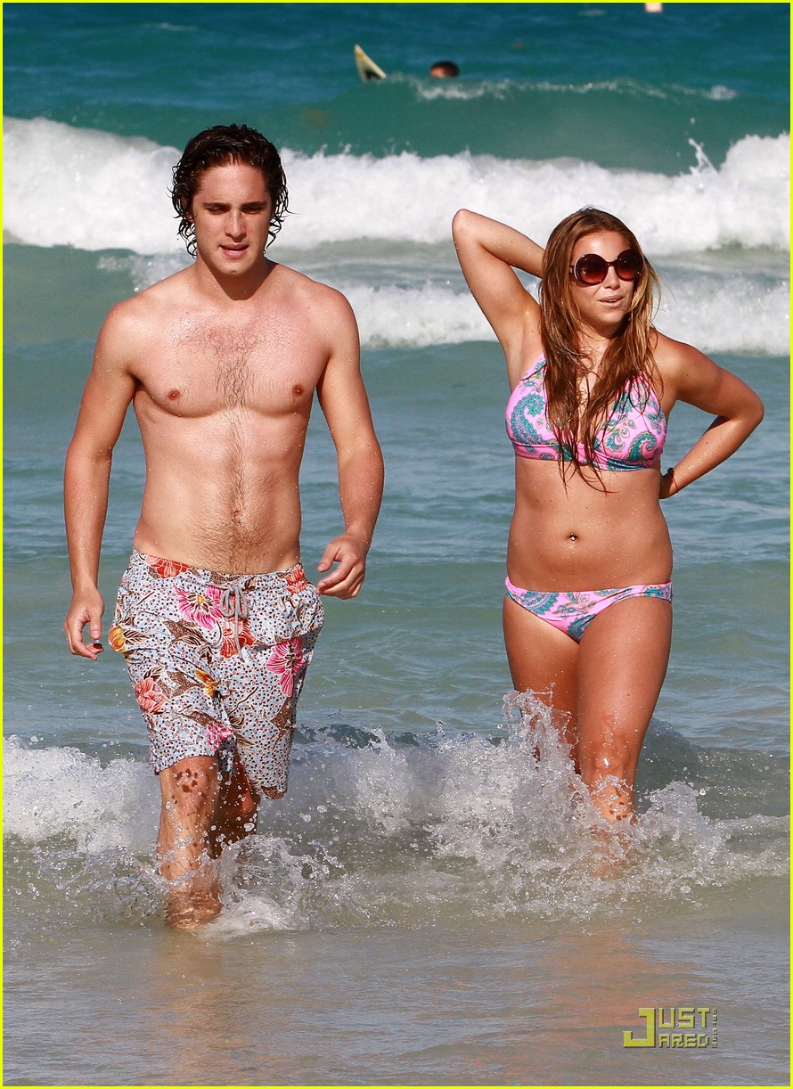 Diego Boneta Ariana Grande Dating? Bonding On 'Scream Queens' Set –  Hollywood Life