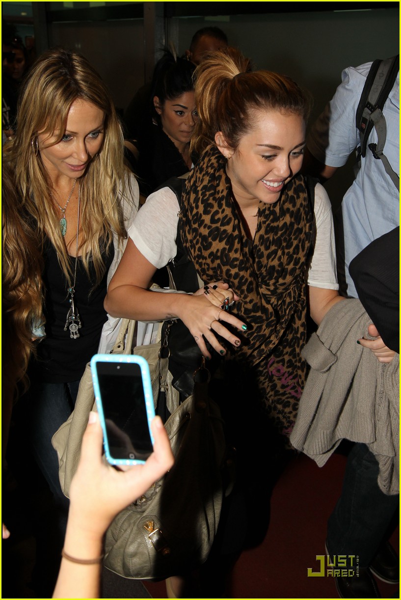 Miley Cyrus: Smiles For Sydney | Photo 423564 - Photo Gallery | Just ...