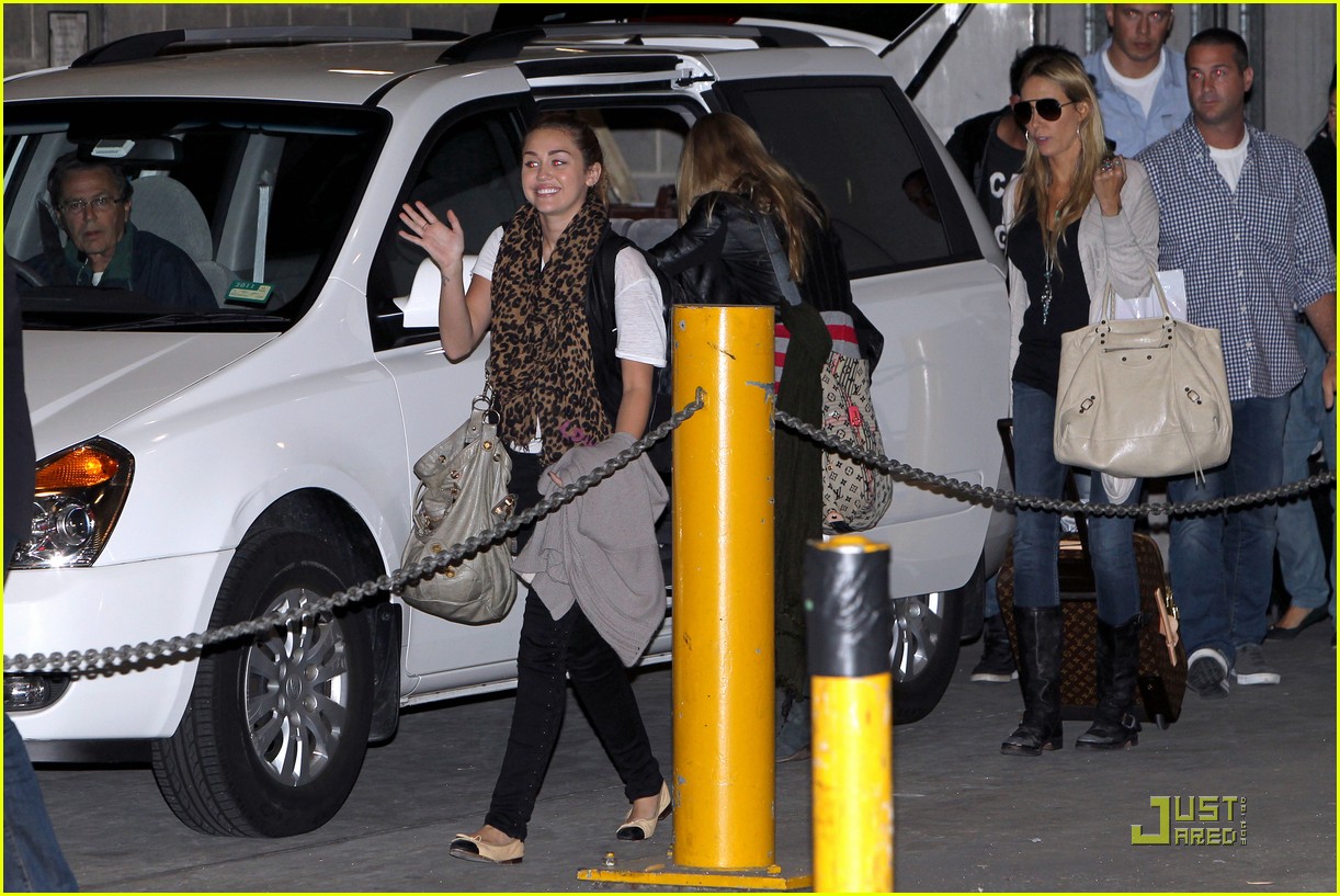 Miley Cyrus: Smiles For Sydney | Photo 423569 - Photo Gallery | Just ...