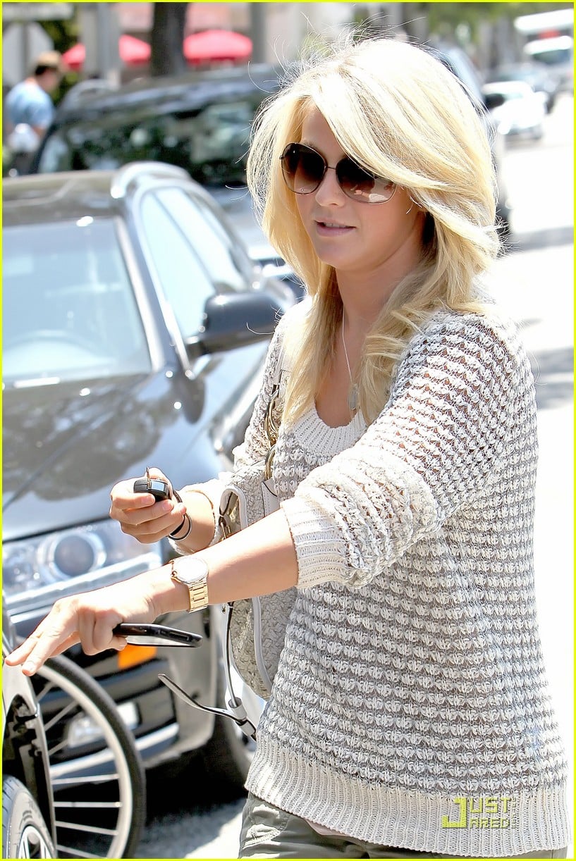 Julianne Hough: Hair Salon Hottie! | Photo 422246 - Photo Gallery