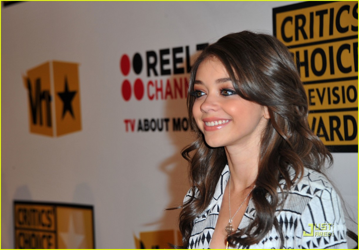 Full Sized Photo of sarah hyland critics choice 02 | Sarah Hyland