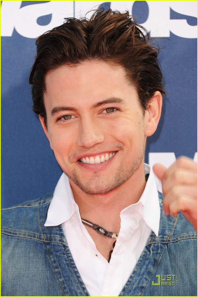 Jackson Rathbone MTV Movie Awards with Julia Jones Photo 420466
