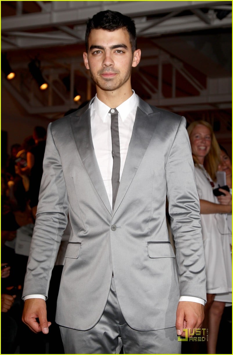 Full Sized Photo of joe jonas milan ck show 06 | Joe Jonas: Calvin ...