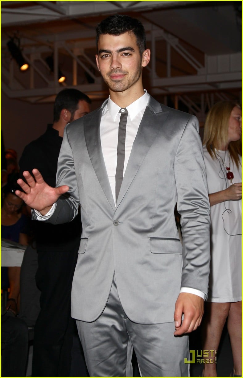 Joe Jonas: Calvin Klein Show in Milan | Photo 422628 - Photo Gallery ...