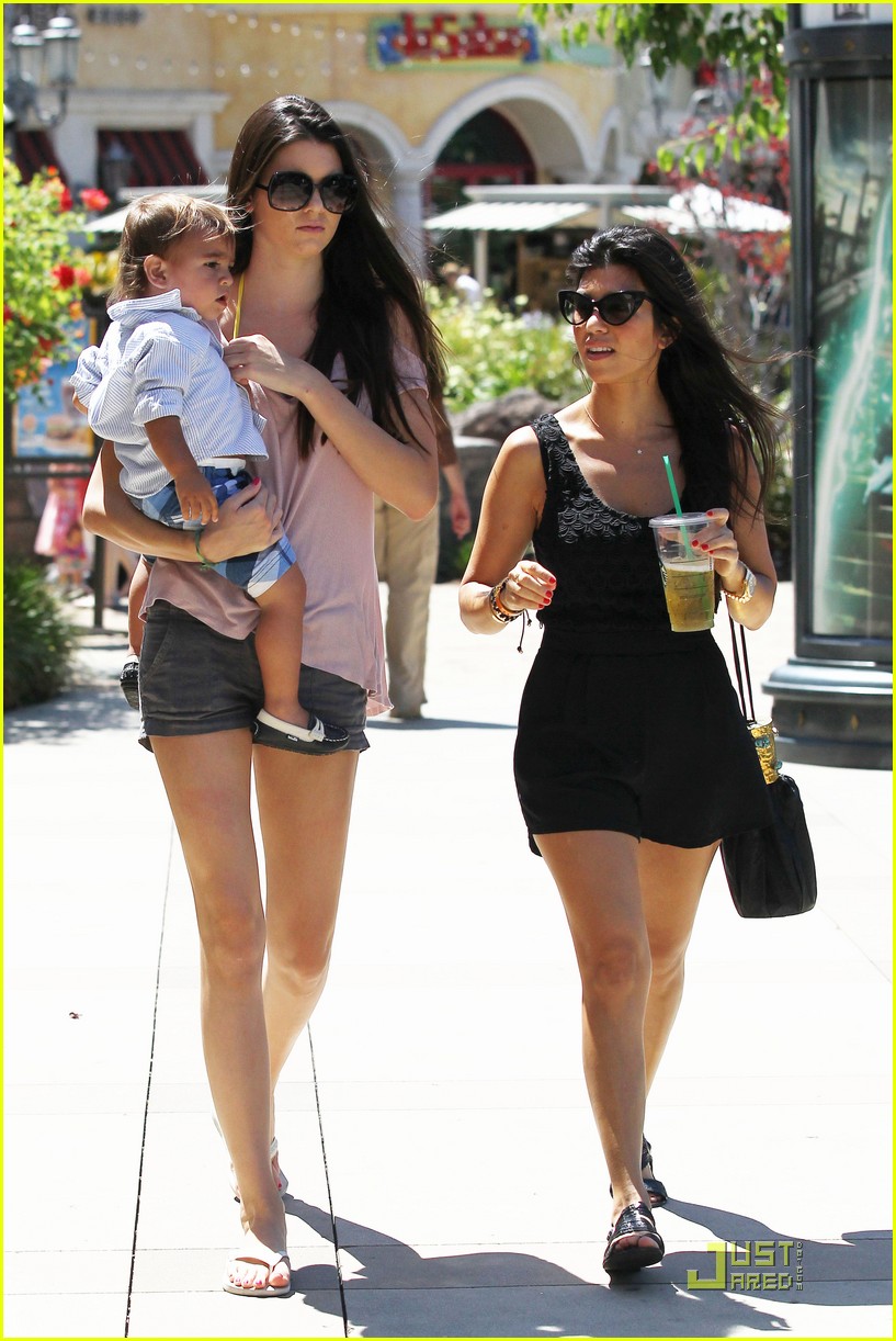 Kendall Jenner: Shopping with Kourtney & Mason! | Photo 423620 - Photo ...