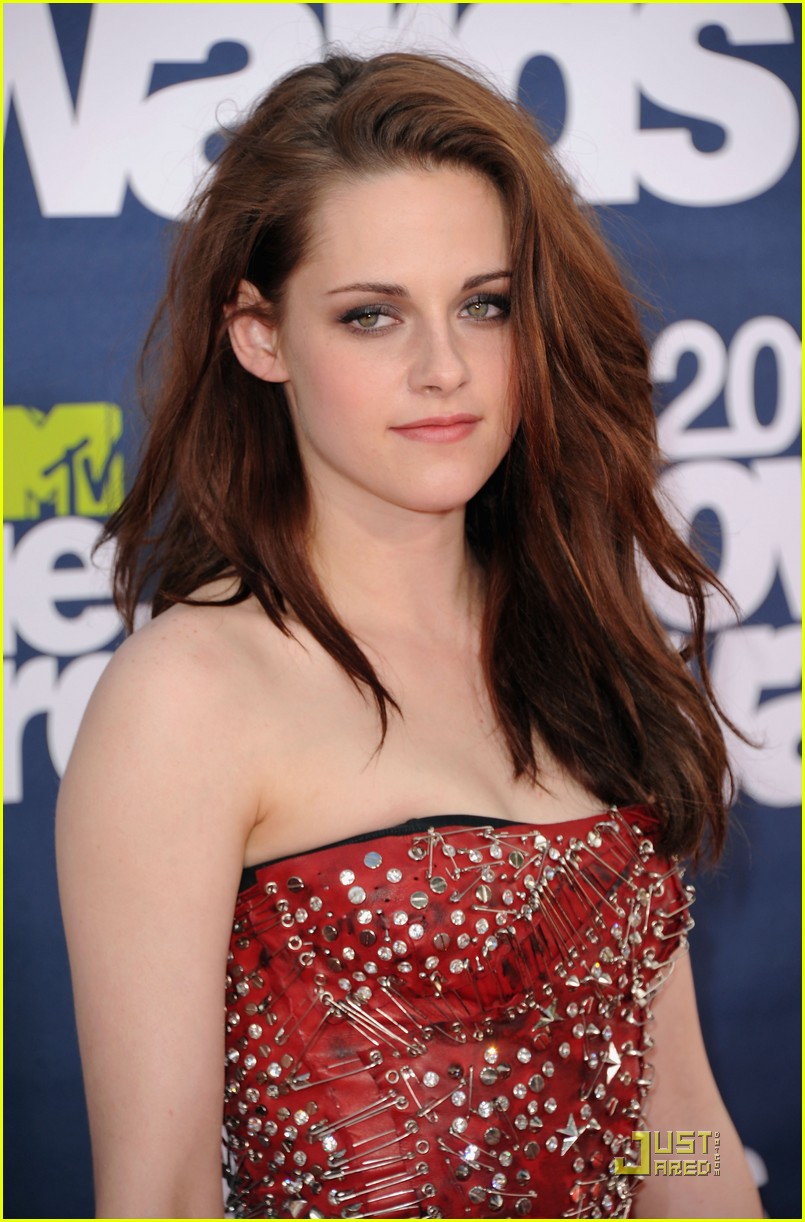 Full Sized Photo Of Kristen Stewart Mtv Awards 03 Kristen Stewart Gets Pinned At Mtv Movie 0542