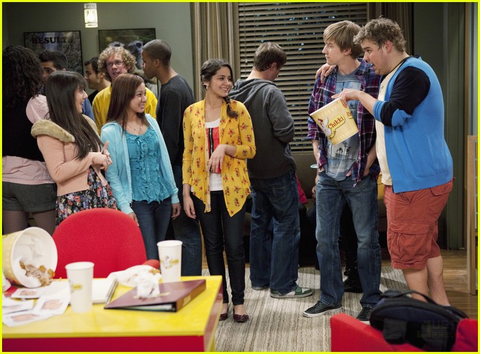 Phill Lewis Directs 'Good Luck Charlie' | Photo 421923 - Photo Gallery | Just Jared Jr.