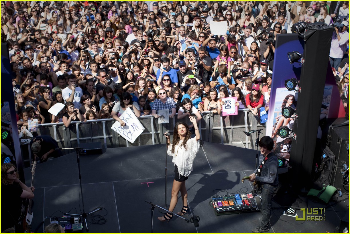 Full Sized Photo of selena gomez santa monica place 03 | Selena Gomez