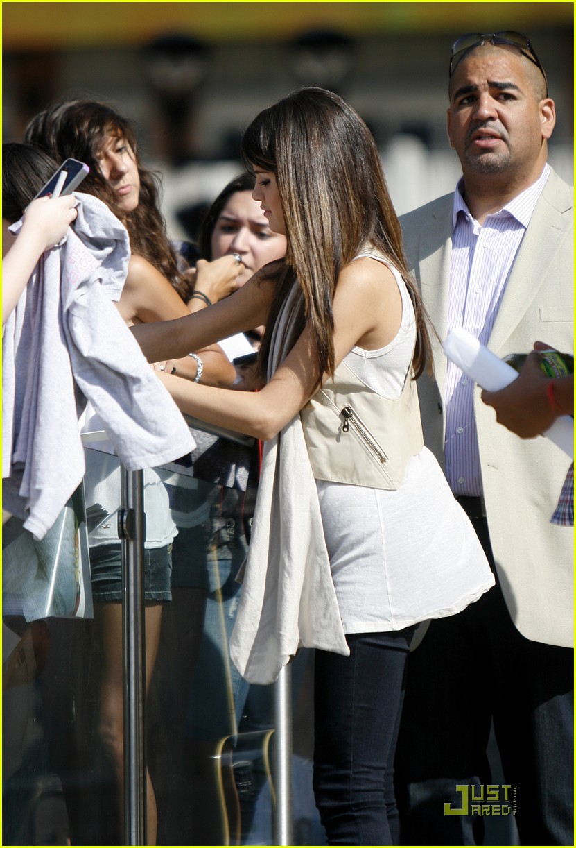 Full Sized Photo of selena gomez victory texas 08 | Selena Gomez: Good