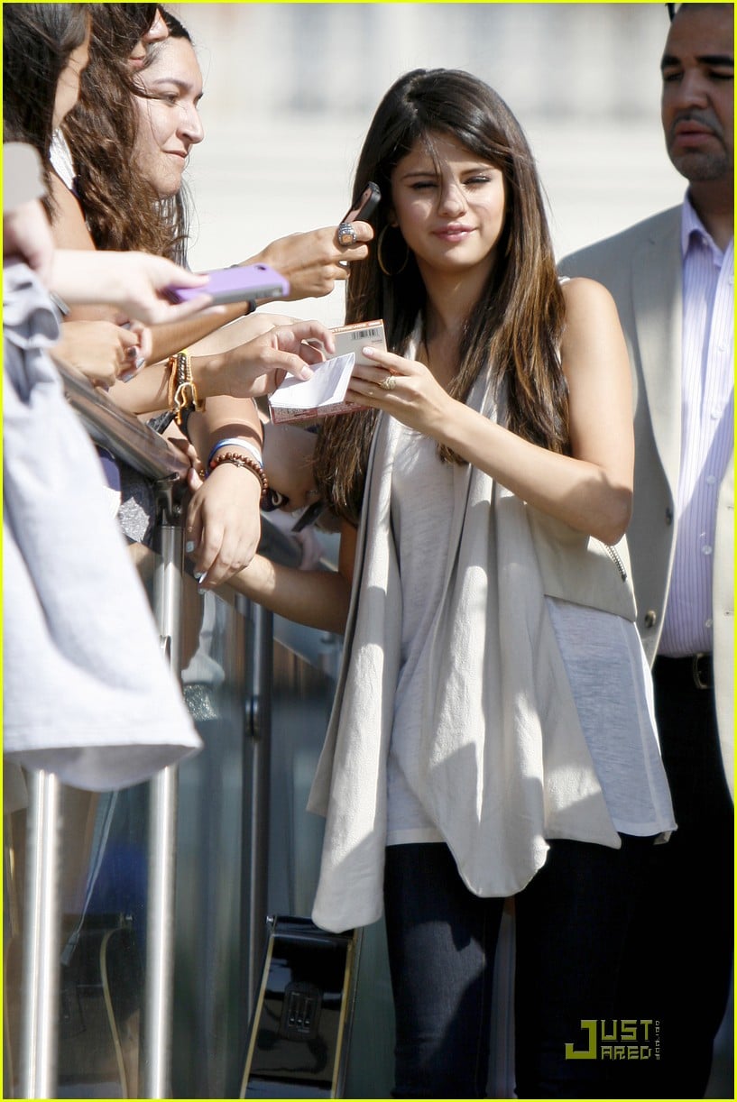 Full Sized Photo of selena gomez victory texas 10 | Selena Gomez: Good