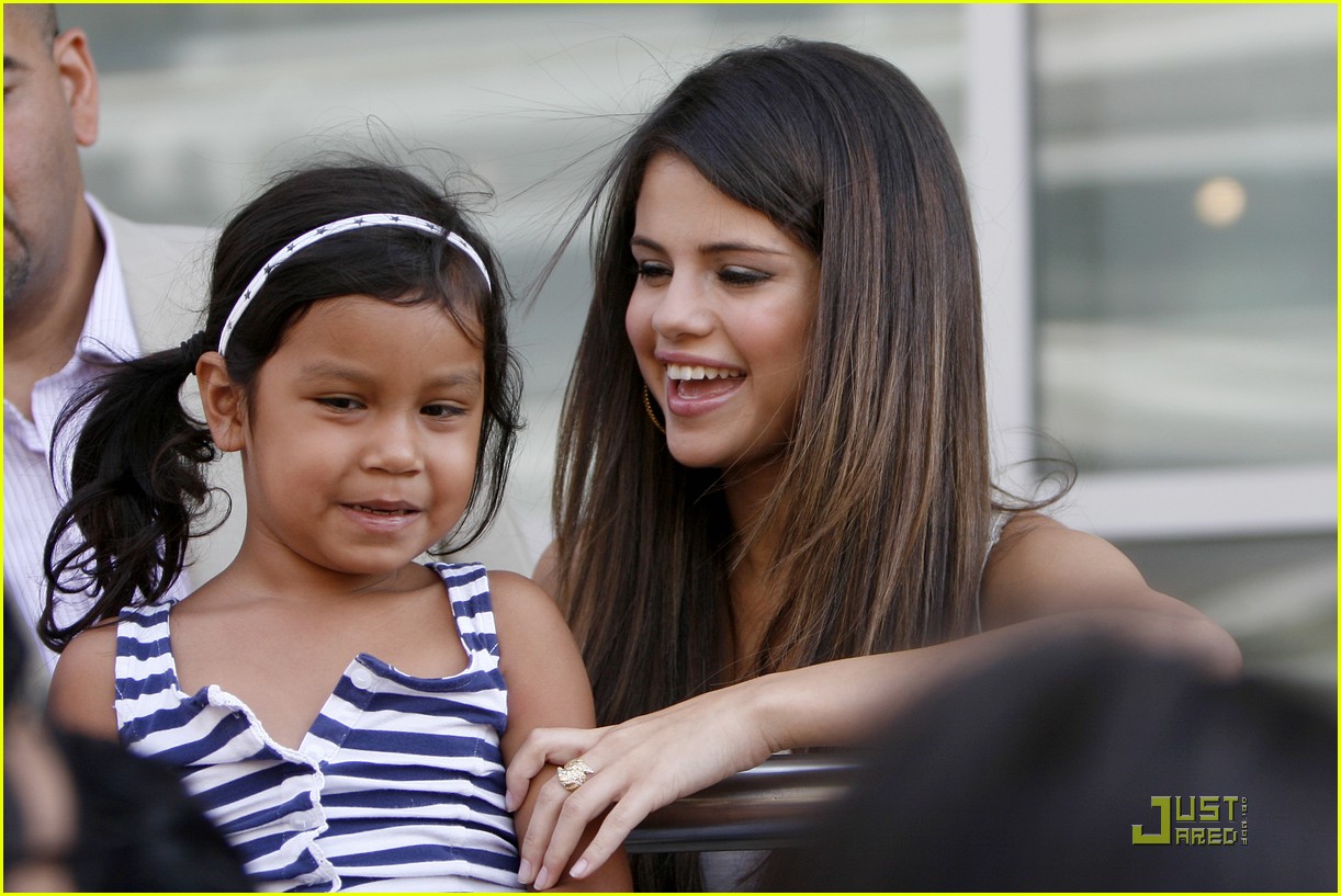 Selena Gomez: Good Morning, Texas! | Photo 422223 - Photo Gallery ...