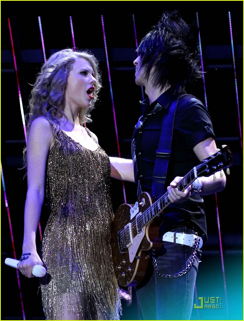 Full Sized Photo of taylor swift cmt music fest 01 Taylor Swift CMA