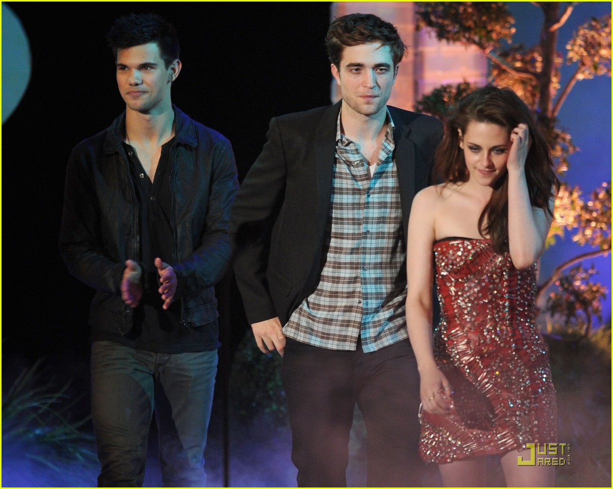 The Twilight Saga Eclipse Wins 5 MTV Movie Awards! Photo 420316