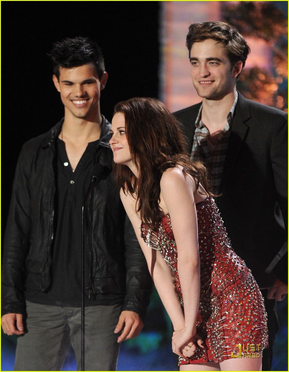 The Twilight Saga Eclipse Wins 5 MTV Movie Awards! Photo 420332