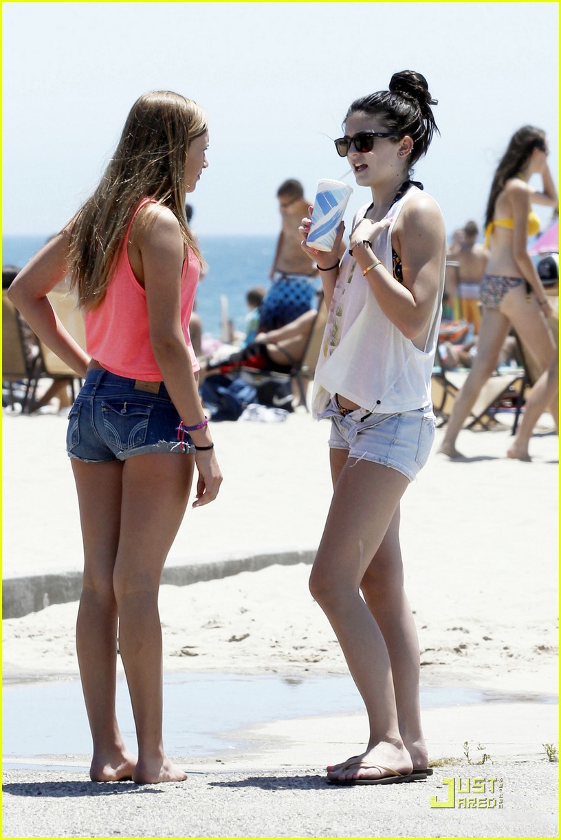 Kendall And Kylie Jenner Beach Day Photo 425621 Photo Gallery 