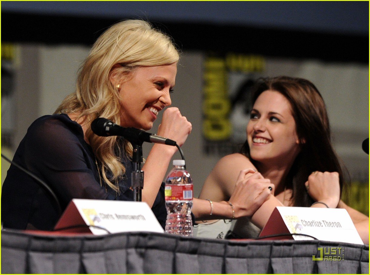 Kristen Stewart: Snow White Smiley | Photo 427801 - Photo Gallery ...