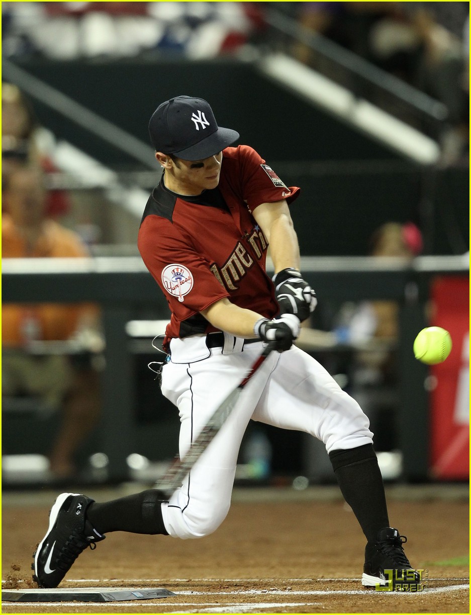 Photo: Taco Bell All-Star Legends & Celebrity Softball Game at